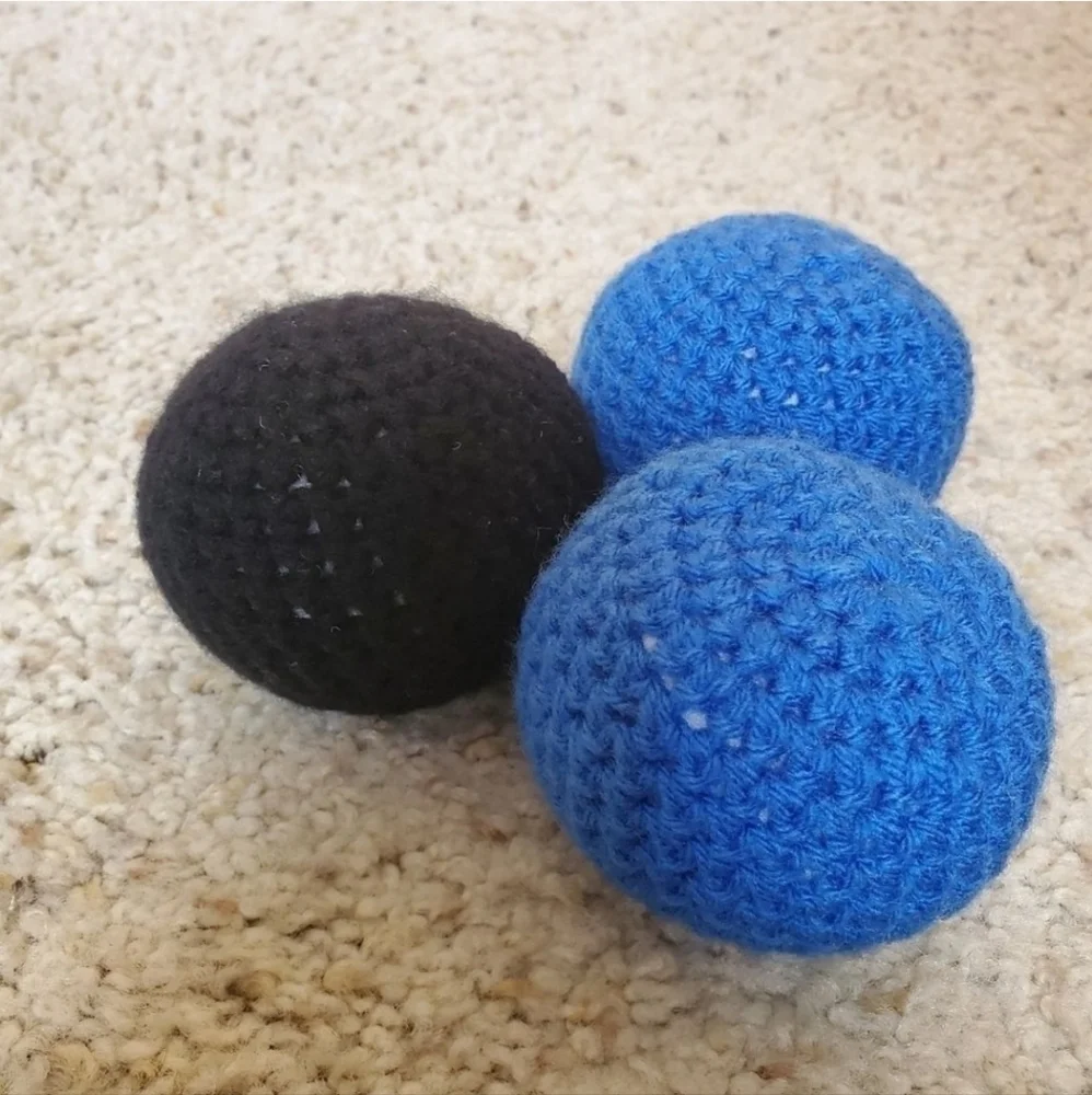 Non squeaky crochet dog cat toy. 3 non squeaky balls. Homemade